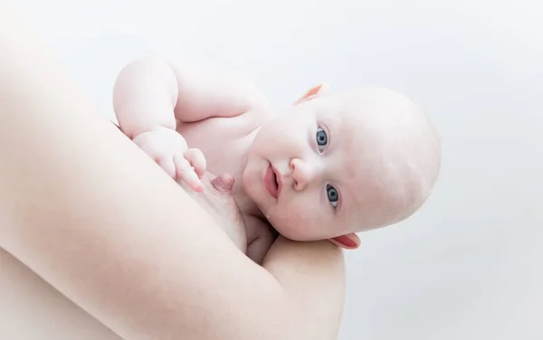 Madre Está Amamantando Bebé — Foto de Stock