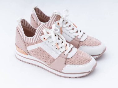 Beyaz arkaplanda izole edilmiş spor ayakkabılar