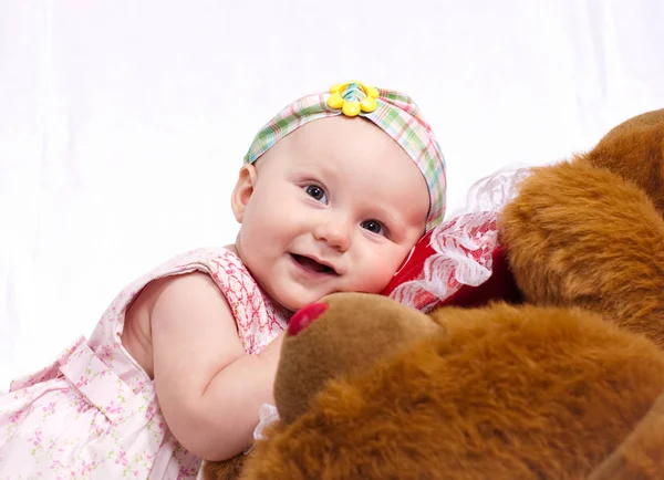 白い背景の上の小さな赤ちゃんの肖像画 — ストック写真