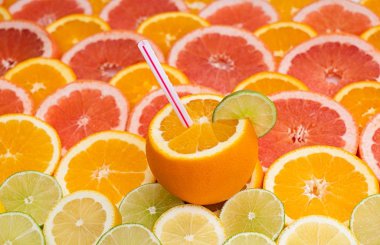 dilimlenmiş portakal, greyfurt ve diğer meyveler 