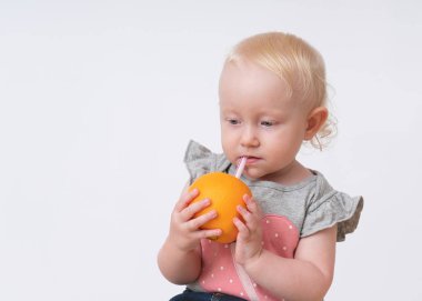 Mutlu bir çocukluk suyu içme 