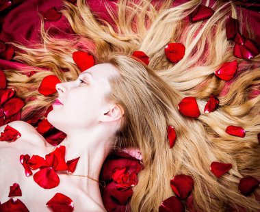 Kırmızı gül genç kadın portresi