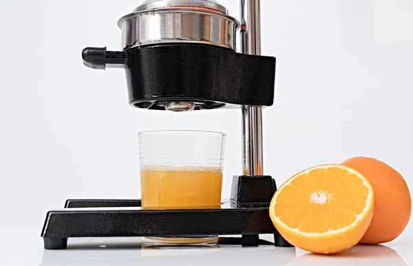 Making Fresh Juice Out Oranges — Stock Photo, Image