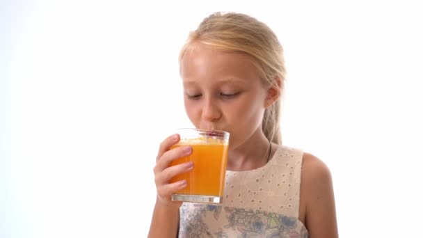 快乐的孩子喝果汁 — 图库视频影像