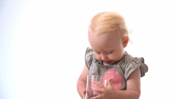 Ευτυχισμένο Παιδί Πίνοντας Χυμό — Αρχείο Βίντεο