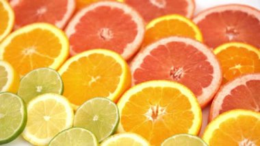 dilimlenmiş portakal, greyfurt ve diğer meyveler 