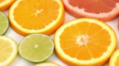 dilimlenmiş portakal, greyfurt ve diğer meyveler 