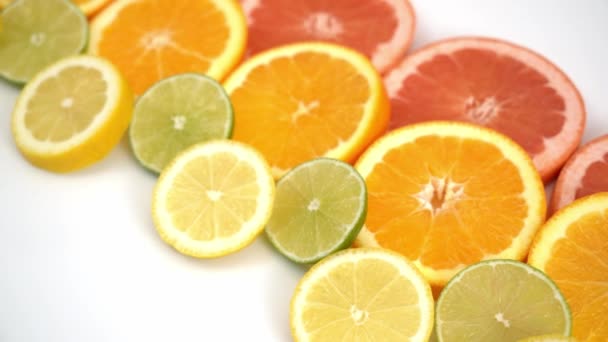 Orangen Grapefruit Und Andere Früchte Scheiben Geschnitten — Stockvideo