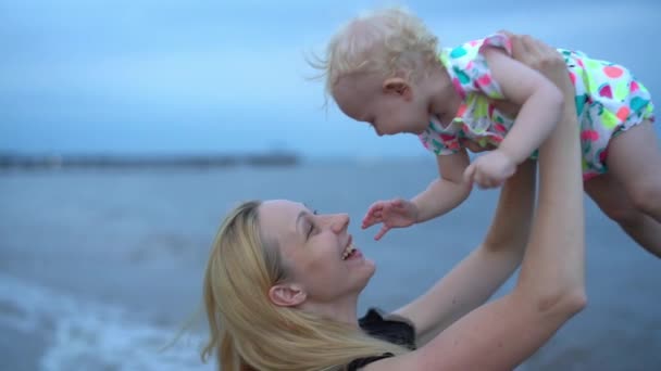 Szczęśliwą Rodzinę Mama Dzieckiem Plaży — Wideo stockowe