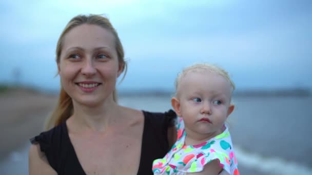 幸福的家庭 妈妈带着孩子在沙滩上 — 图库视频影像