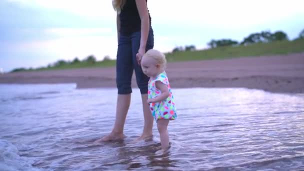 幸せな家族 ビーチでの赤ちゃんとママ — ストック動画