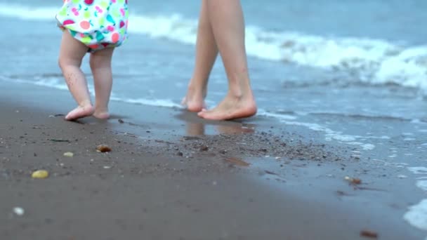 Счастливая Семья Мама Ребенком Пляже — стоковое видео