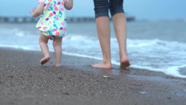 Glückliche Familie Mutter Mit Baby Strand — Stockvideo