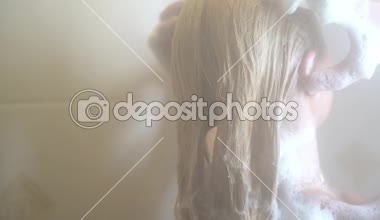 Genç kadın bir duş alır 