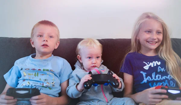 Bambini Che Giocano Videogiochi — Foto Stock