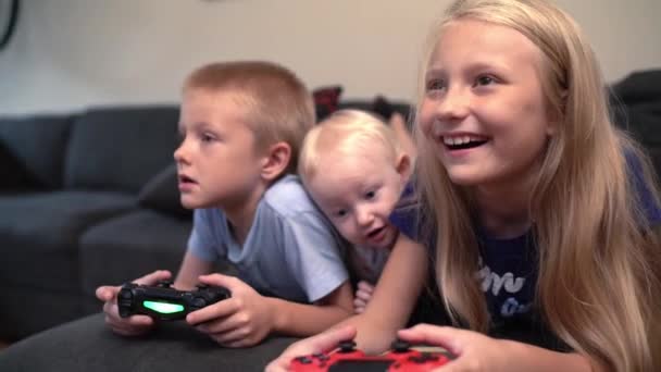 ビデオゲームで遊ぶ子供たち — ストック動画