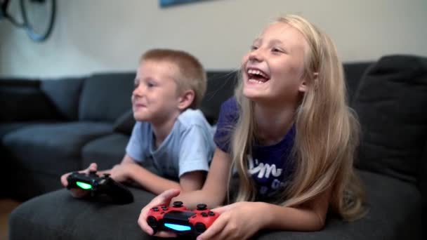 ビデオゲームで遊ぶ子供たち — ストック動画