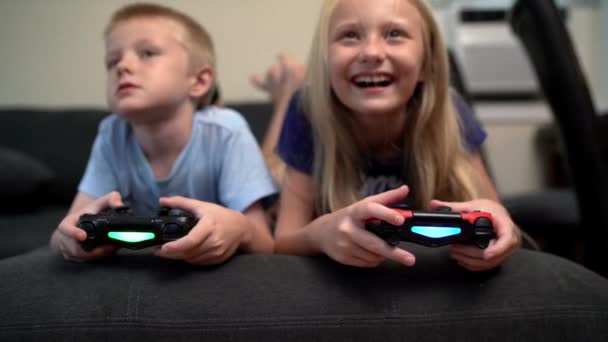 Παιδιά Που Παίζουν Βιντεοπαιχνίδια — Αρχείο Βίντεο