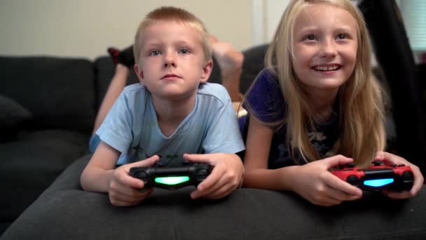 Niños Jugando Videojuegos — Vídeo de stock