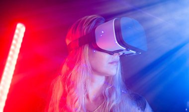 Genç kadın giyiyor Vr kulaklık 