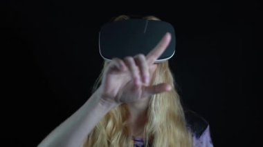 Genç kadın giyiyor Vr kulaklık 