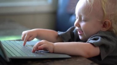 Küçük dizüstü bilgisayar kullanmayı öğrenme bebeğim