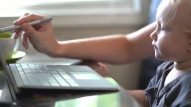 Küçük dizüstü bilgisayar kullanmayı öğrenme bebeğim