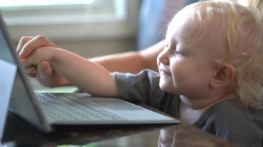 Küçük dizüstü bilgisayar kullanmayı öğrenme bebeğim