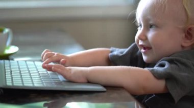 Küçük dizüstü bilgisayar kullanmayı öğrenme bebeğim