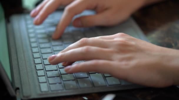 Dactylographie mains sur ordinateur portable 