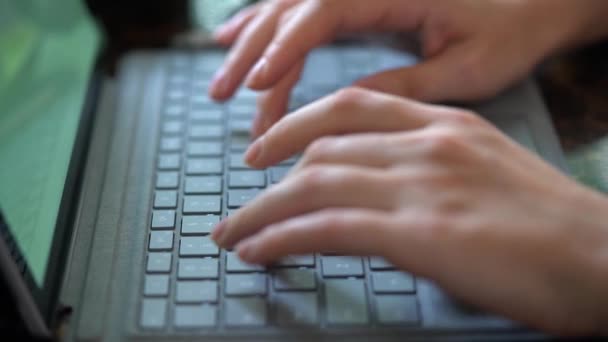 Dactylographie mains sur ordinateur portable 