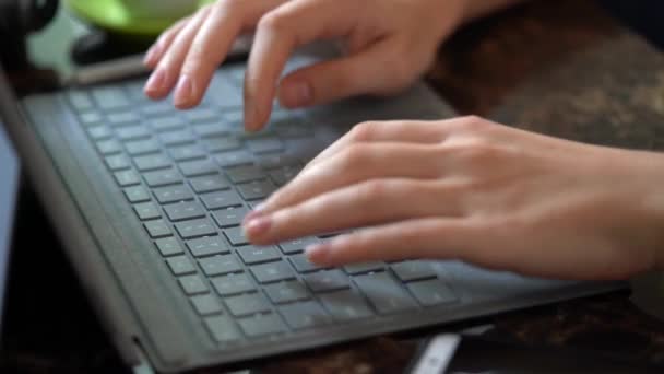 Ręce Pisania Laptopa — Wideo stockowe