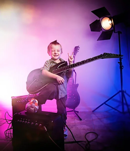 Jongen Gitaarspelen Kid Gitarist — Stockfoto