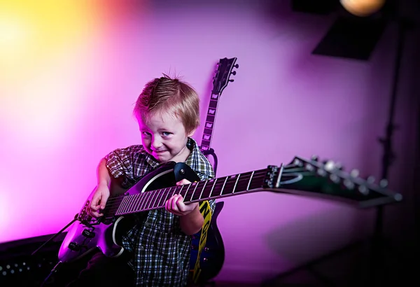 Jongen Gitaarspelen Kid Gitarist — Stockfoto