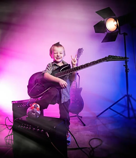 Jongen Gitaarspelen Kid Gitarist — Stockfoto