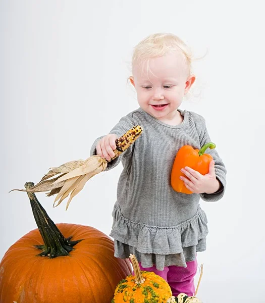 Beyaz arka plan üzerinde pumpkins ile küçük bebek                                   