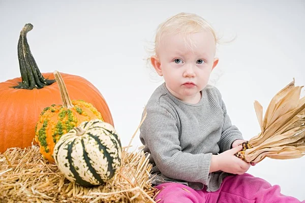 Beyaz arka plan üzerinde pumpkins ile küçük bebek                                   