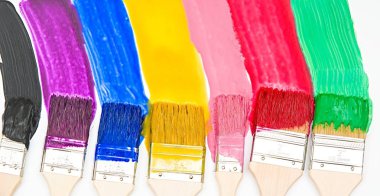    Fırçalar ve boya , farklı renkler , duvar boyama , gökkuşağı renkleri                             