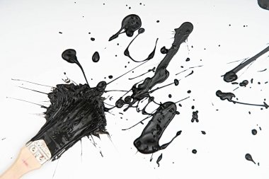    Fırçalar ve boya , farklı renkler , duvar boyama , gökkuşağı renkleri                             