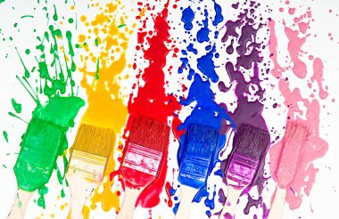 Fırçalar ve boya , farklı renkler , duvar boyama , gökkuşağı renkleri                                