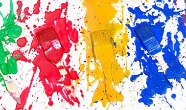 Fırçalar ve boya , farklı renkler , duvar boyama , gökkuşağı renkleri                                