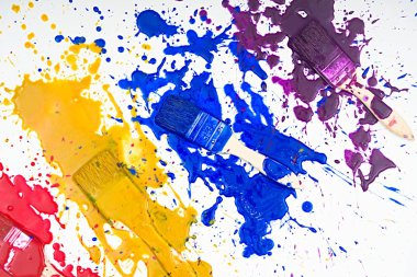 Fırçalar ve boya , farklı renkler , duvar boyama , gökkuşağı renkleri                                