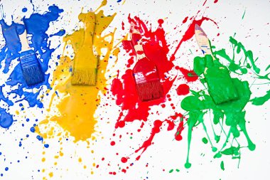 Fırçalar ve boya , farklı renkler , duvar boyama , gökkuşağı renkleri                                