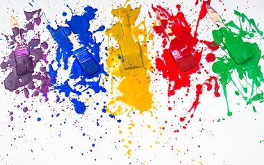 Fırçalar ve boya , farklı renkler , duvar boyama , gökkuşağı renkleri                                