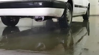 araba beyaz. el ile araba yıkama yıkama.