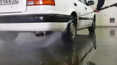 araba beyaz. el ile araba yıkama yıkama.