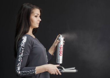 esmer kız .photo ateş makyaj fırçaları ile