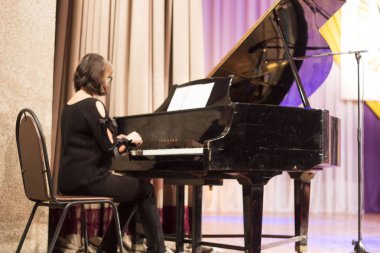 5 Aralık, 2018.festive performans Russia.Carpets. sanatçı sahnede