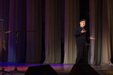 5 2018festive performans. sanatçı sahnede