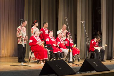 5 2018festive performans. sanatçı sahnede